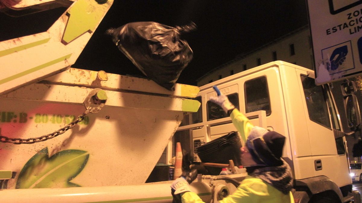 Tragsa recoge la basura de las calles de Madrid. Foto. EFE