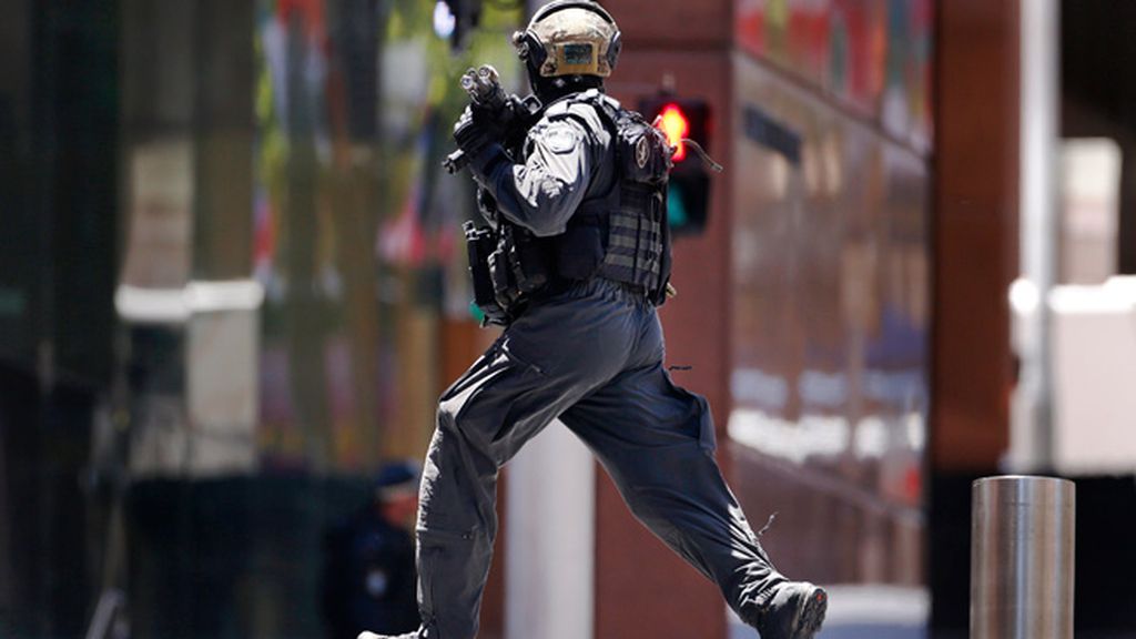 Cinco rehenes han salido del local