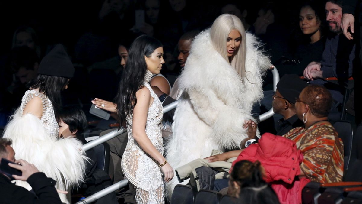 Kim Kardashian aparece con el pelo...¡rubio platino!