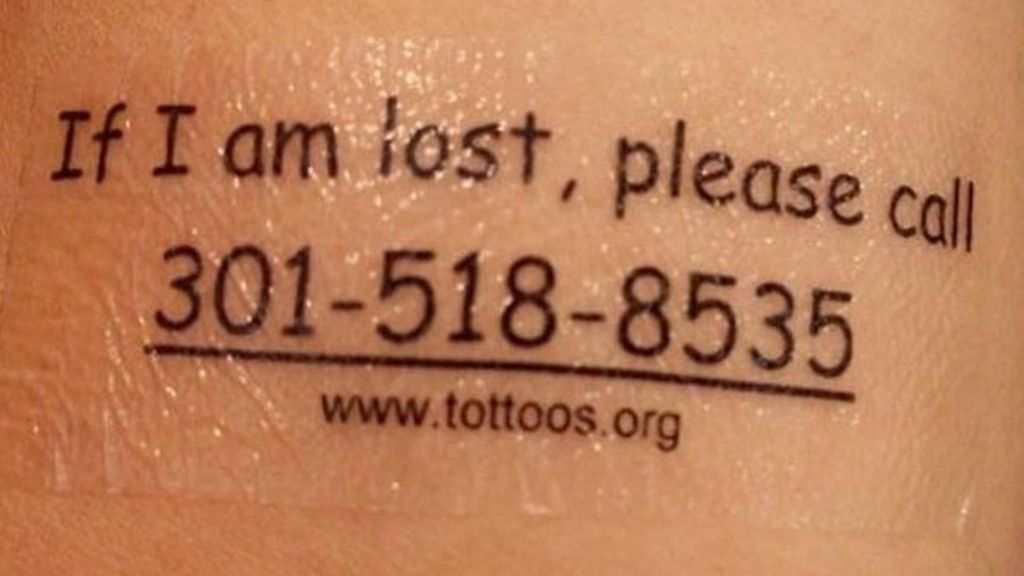 3. Si vas a un sitio concurrido con tu hijo y temes que pierda, utiliza un tatuaje temporal con tu datos y teléfono