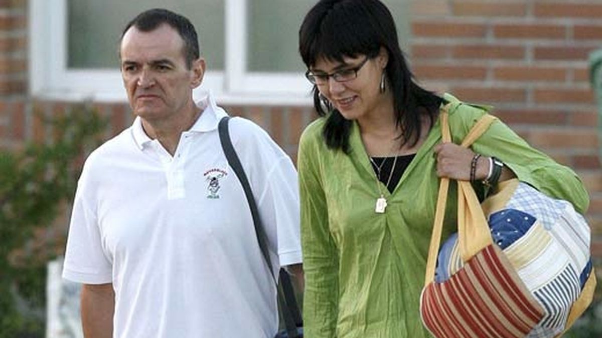 Iñaki de Juana sale de la cárcel acompañado de su mujer. Vídeo: Informativos Telecinco