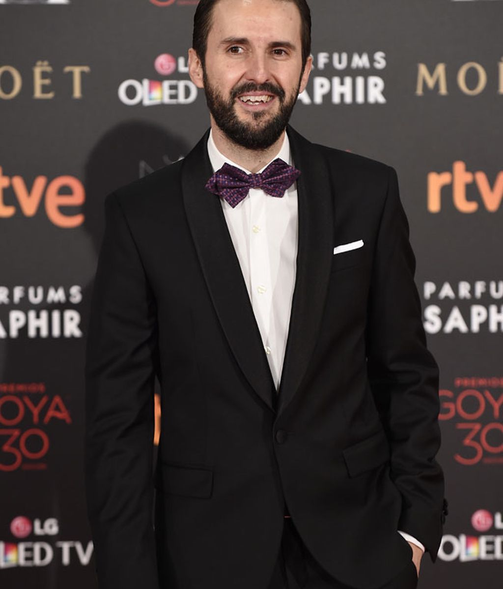 Julián López ha elegido una pajarita granate