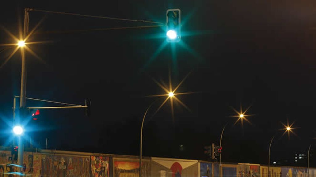 El muro, lleno de pintadas, de noche