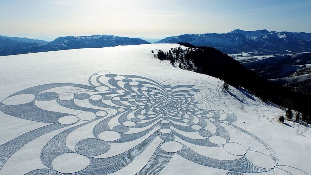 Gigantescos diseños en la nieve creados con los pies
