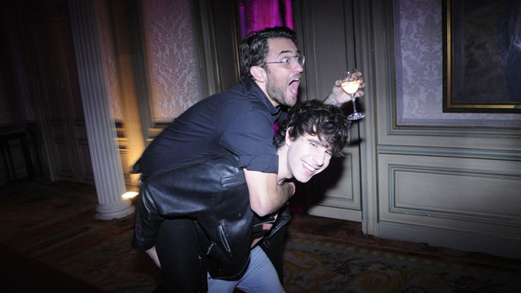 La fiesta acabó de lo más animada como vemos en esta foto de Máxim Huerta y Javier Calvo