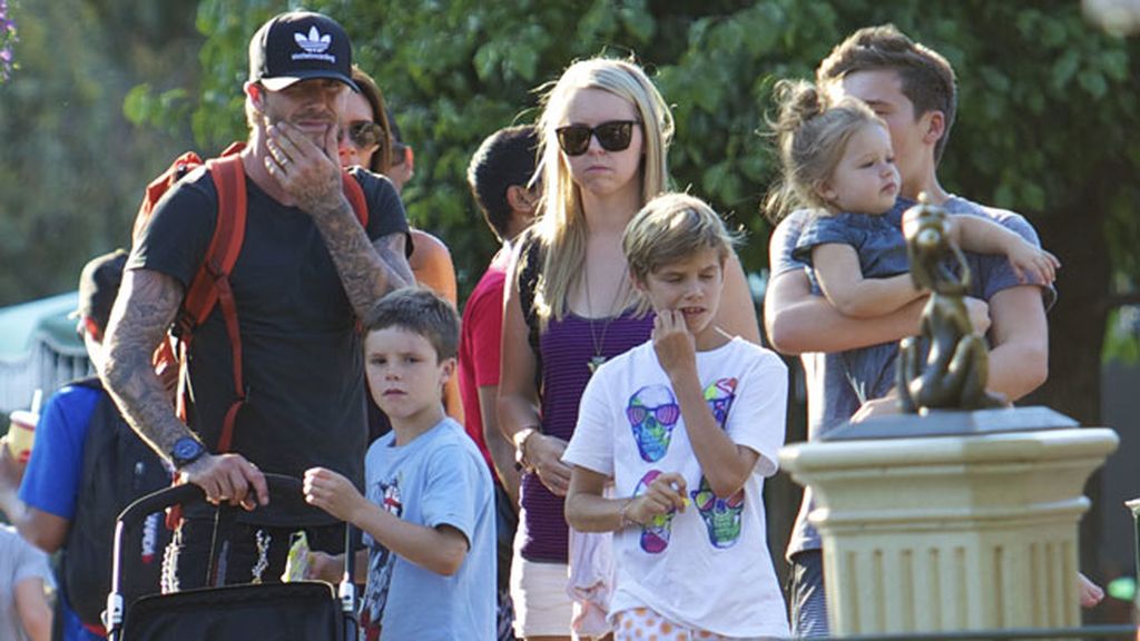 Los Beckham se lo pasan pipa en Disneyland mientras Victoria no cambia el gesto