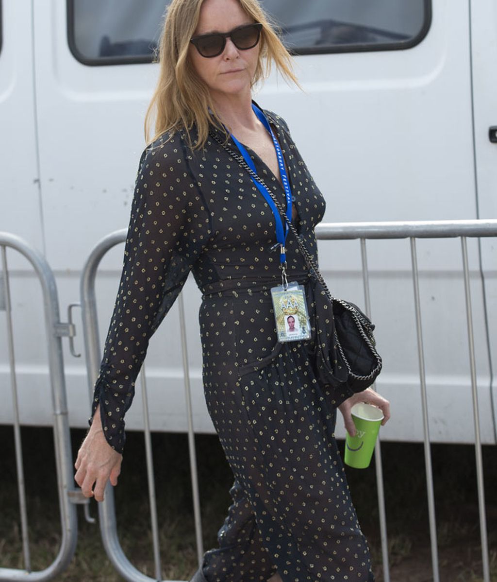 Stella McCartney con mono azul y botas de agua