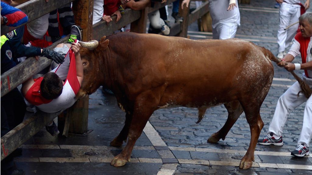'Olivito' siembra el pánico en el último encierro de San Fermín
