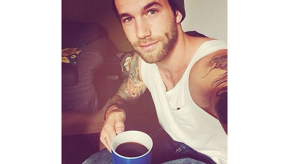 La cuenta @menandcoffee recoge fotos de chicos guapos con cafés