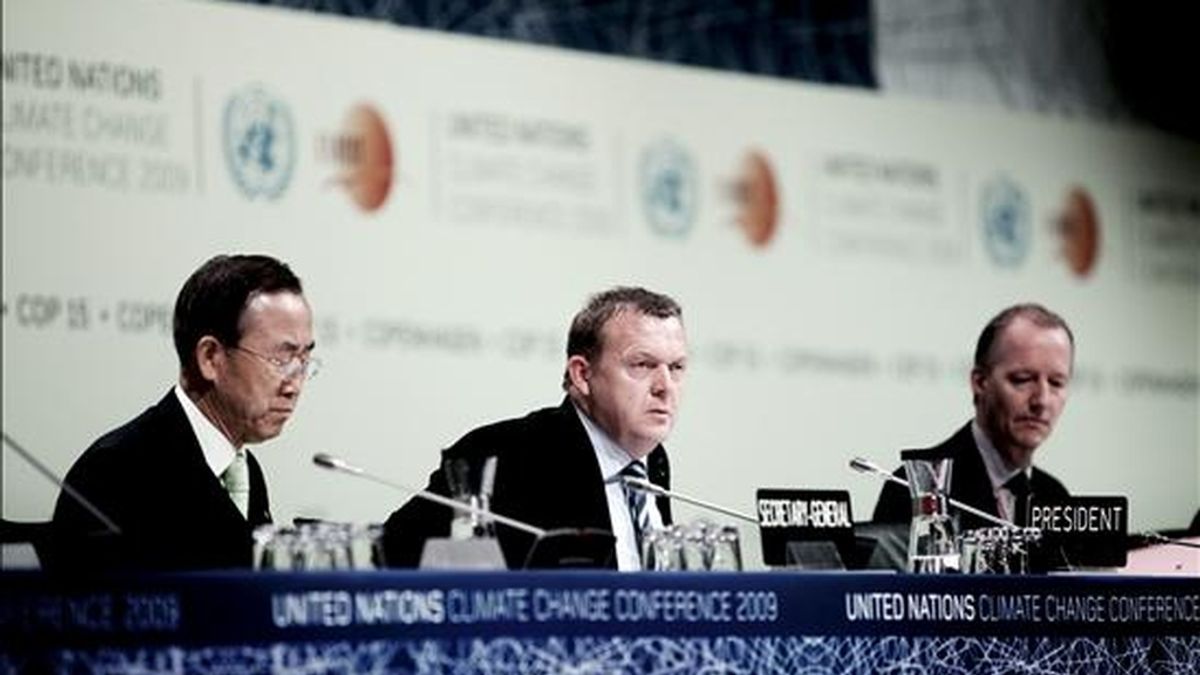El secretario general de la ONU, Ban Ki-moon (izq), y el primer ministro danés, Lars Lokke Rasmussen (c), participa en una sesión de la Cumbre sobre el Cambio Climático (COP15) celebrada hoy en el Bella Center de Copenhague (Dinamarca). EFE