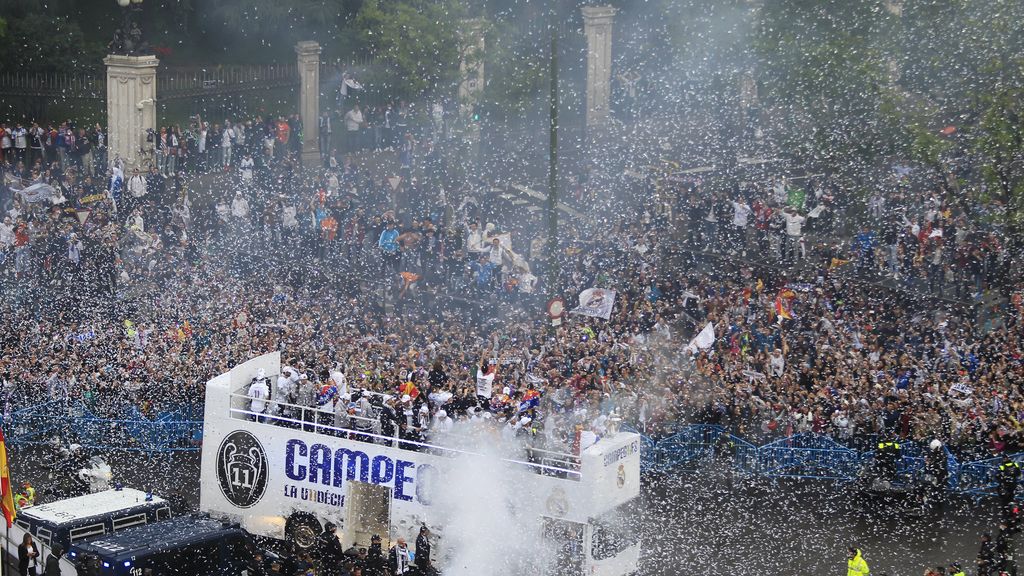 Los jugadores llegan a la fuente de Cibeles