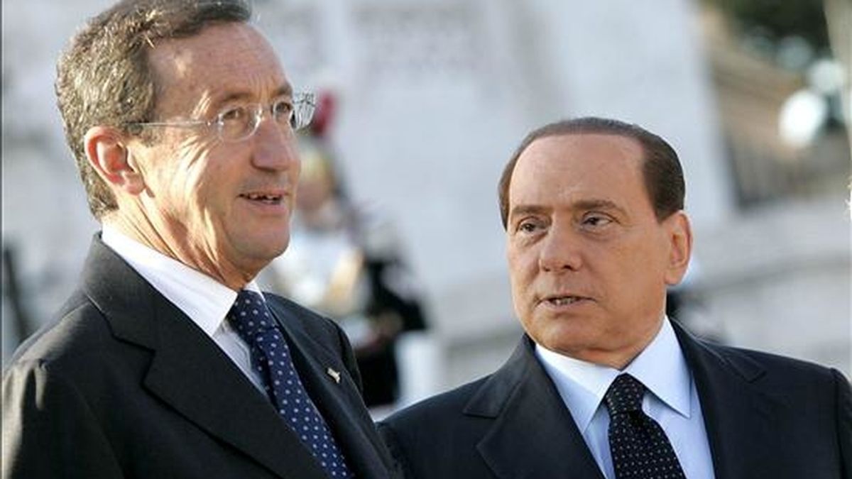 El primer ministro italiano Silvio Berlusconi (d) conversa con su ex aliado y portavoz del parlamento itailano, Gianfranco Fini, durante la celebración del día de las Fuerzas Armadas, el pasado 4 de noviembre. EFE/Archivo