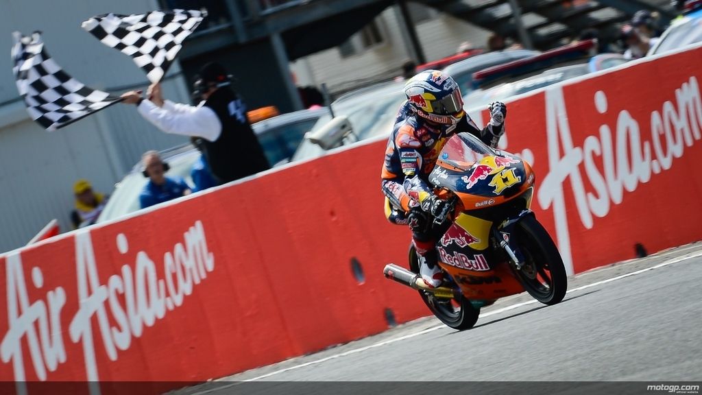 Cortese (Moto3) cruzando la línea de meta en Australia