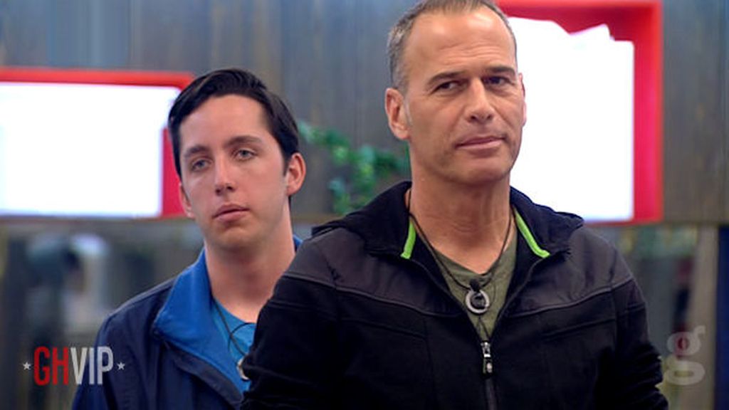 Fran detrás de Carlos