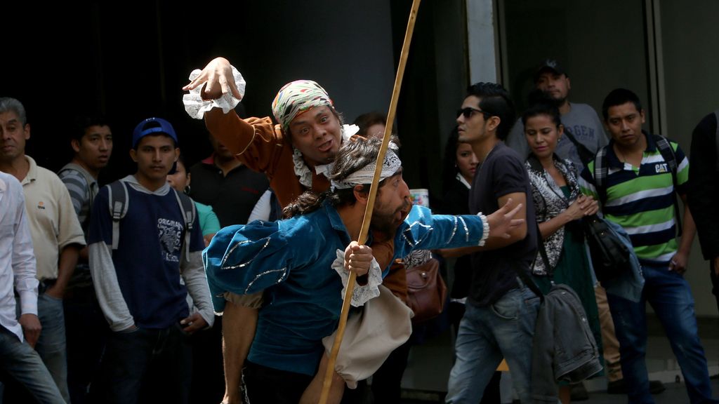 Representación de El Quijote en las calles de Guatemala
