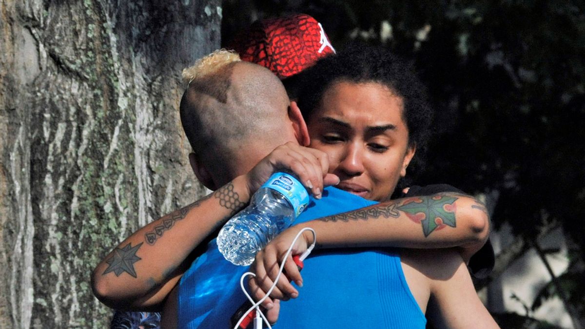 Familiares y amigos se acercan al club Pulse de Orlando después de la matanza
