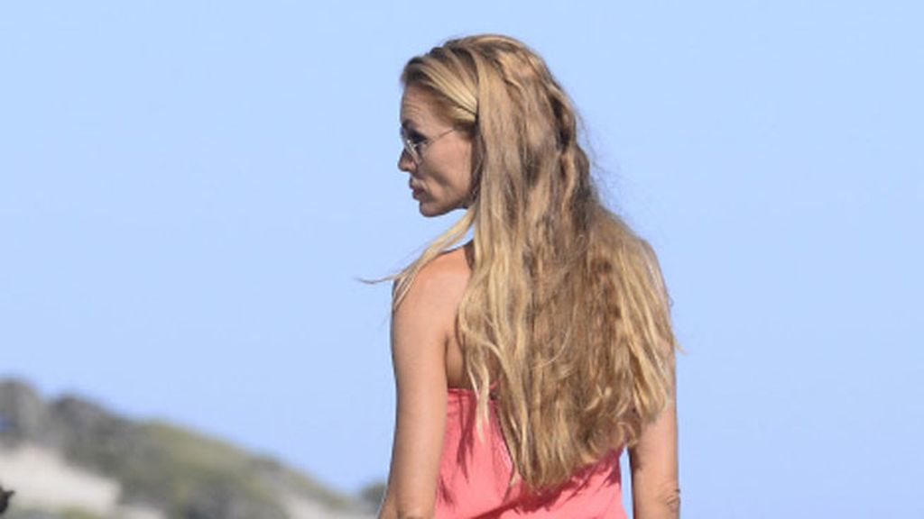 La ex modelo, disfrutó de un día de playa con un vestido rosa muy ibicenco