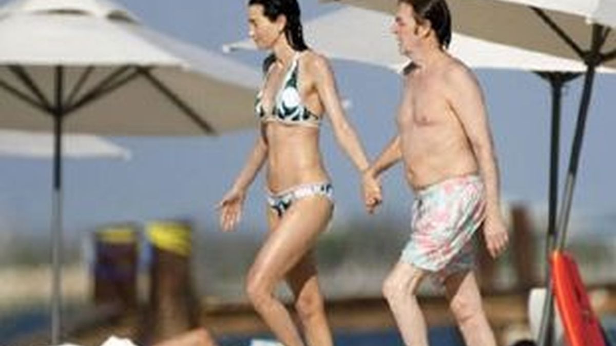 Imagen de Paul McCartney y su novia  Nancy Shevell en una playa de Cancún. Foto: www.mirror.co.uk
