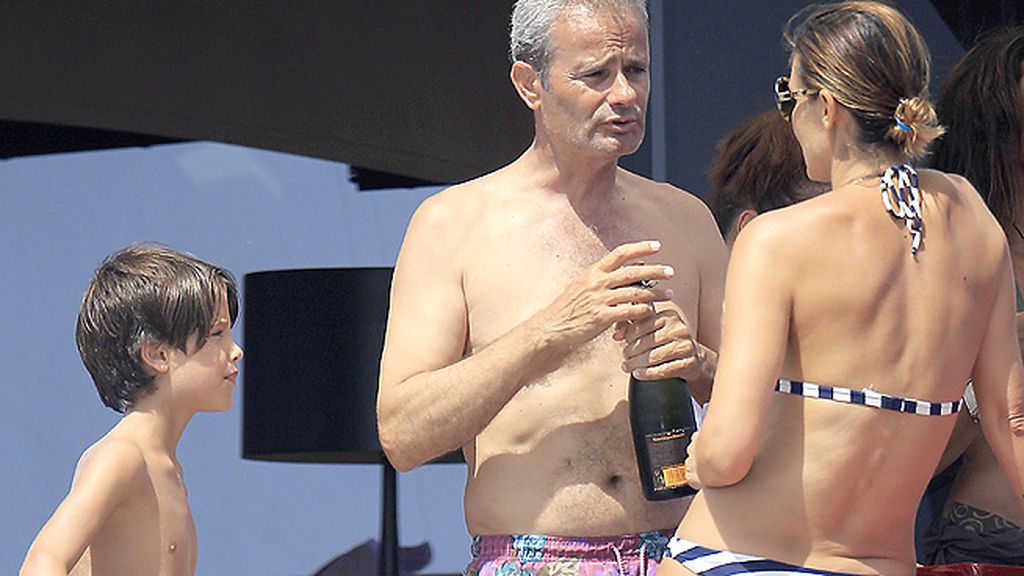 La modela estuvo acompañada por su familia y un nutrido grupo de amigos