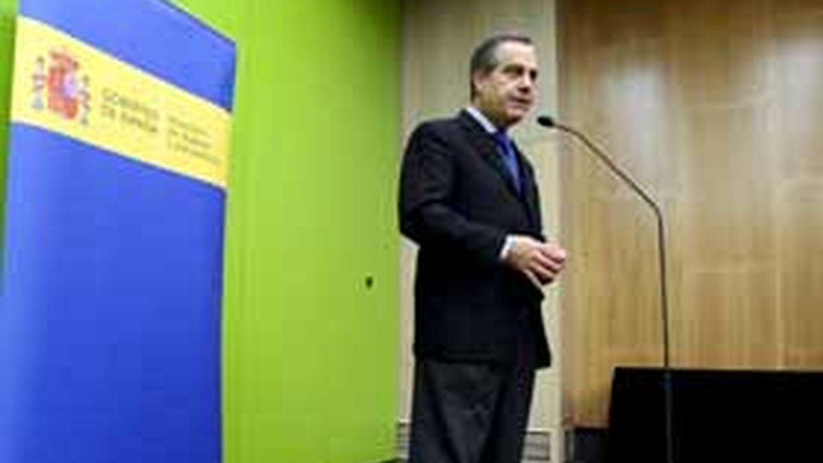 El ministro de Trabajo e Inmigración, Celestino Corbacho, antes de participar en una reunión de directores generales de los servicios públicos de empleo del Estado, en Zaragoza. Foto: EFE