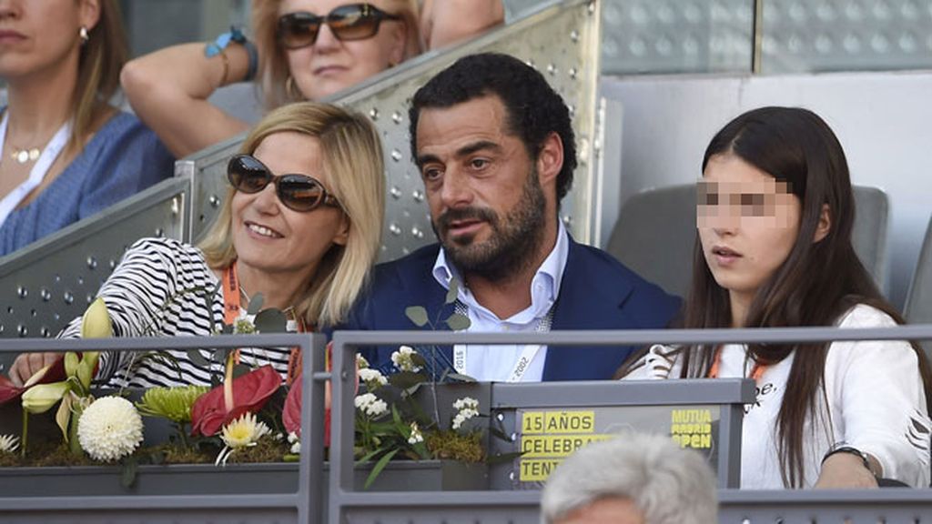 La duquesa y Vicente Dalmau, muy cariñosos en el palco vip