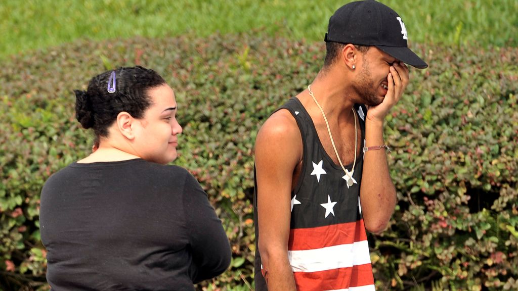 Familiares y amigos se acercan al club Pulse de Orlando después de la matanza