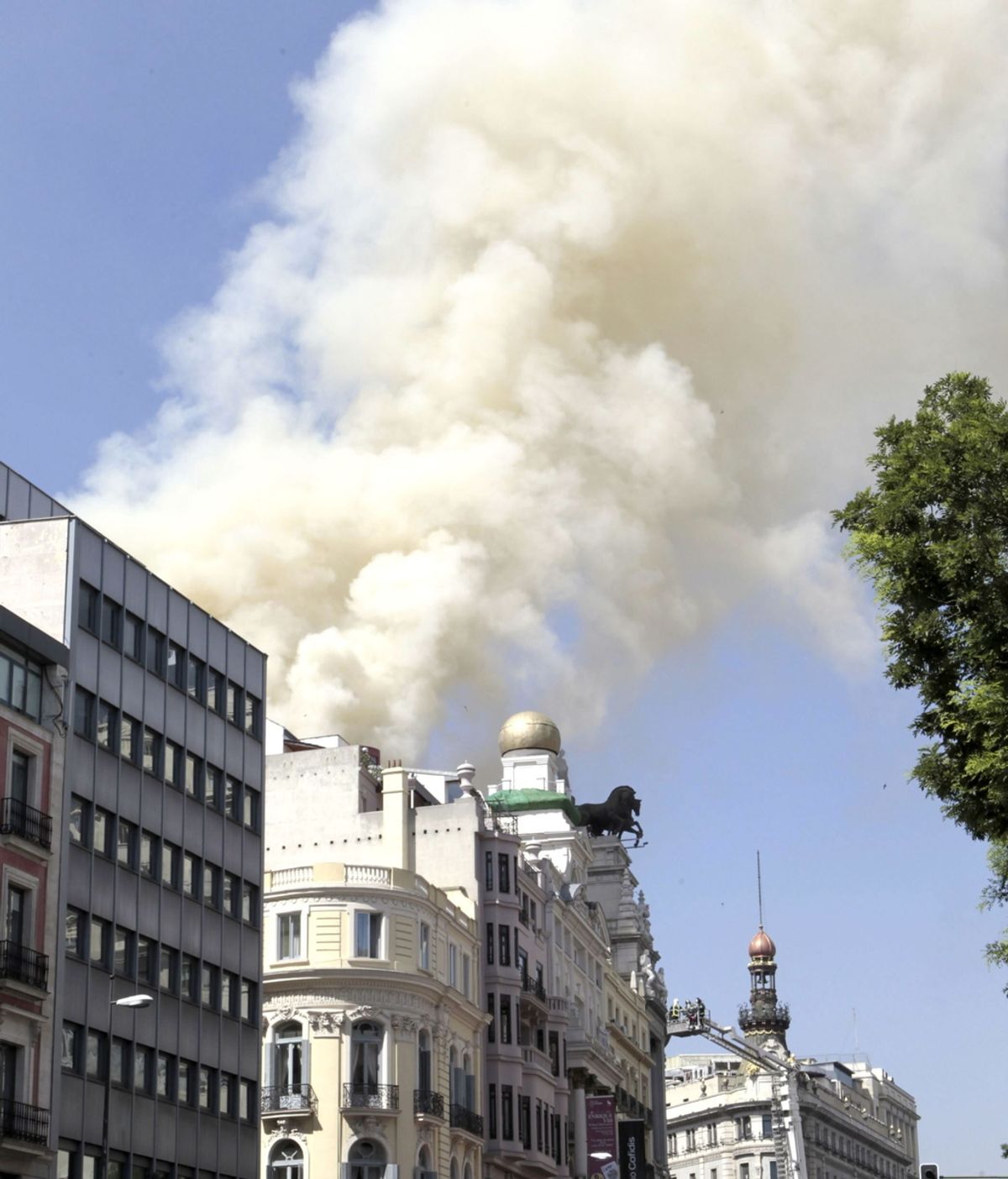 Los bomberos trabajan para extinguir un incendio en la cubierta del Teatro Alcázar de Madrid