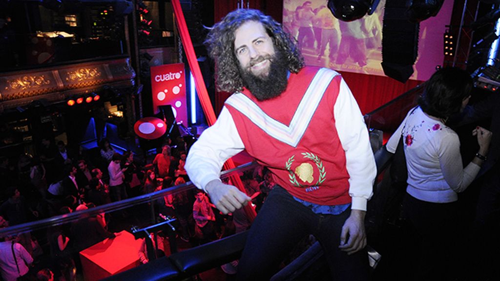 El actor Santi Senso con una sudadera de Bow