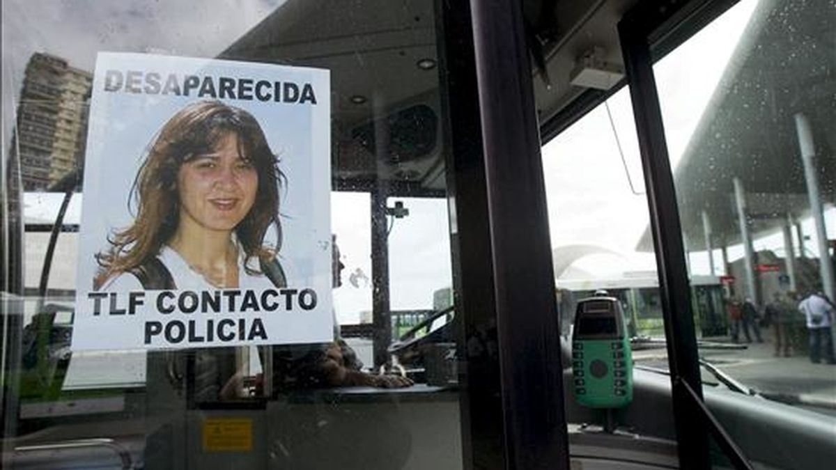 Más de 200 personas se concentraron hoy en el intercambiador de transportes de Santa Cruz de Tenerife en solidaridad con la familia de Isabel Canino Rivero, conductora de TITSA desaparecida desde el 20 de marzo. En la imagen, un cartel con la fotografía de Isabel Canino en un autobus. EFE