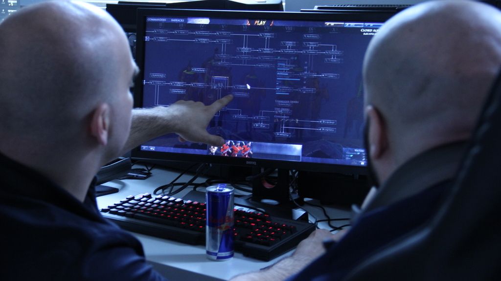 Jugadores y 'youtubers' enseñan el nuevo juego a los aficionados