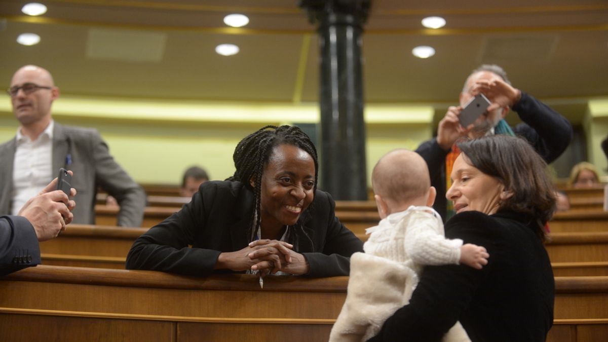 Carolina Bescansa se lleva a su bebé a la sesión de constitución de las Cortes