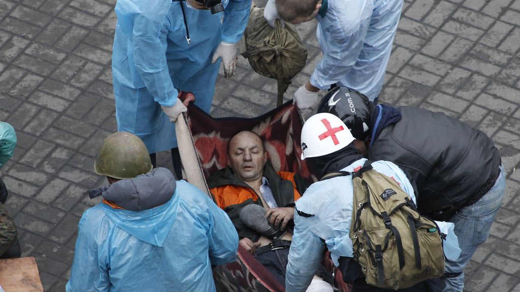 Evacuación de un herido en la plaza de la Independecia de Kiev