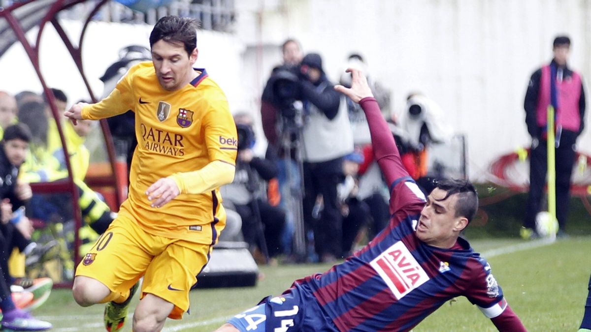 Un Messi soberbio mantiene la racha del Barcelona ante el Eibar