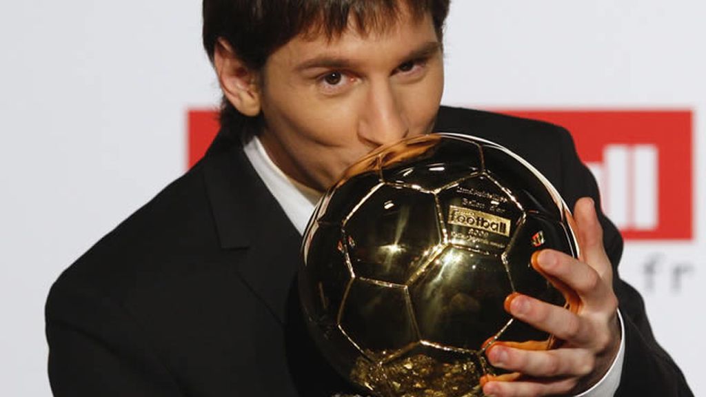 Leo Messi besa orgulloso su trofeo Leo Messi besa orgulloso su trofeo