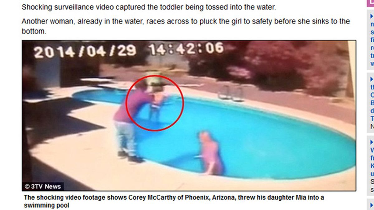 Un padre lanza a su hija de dos años a la piscina para darle una lección