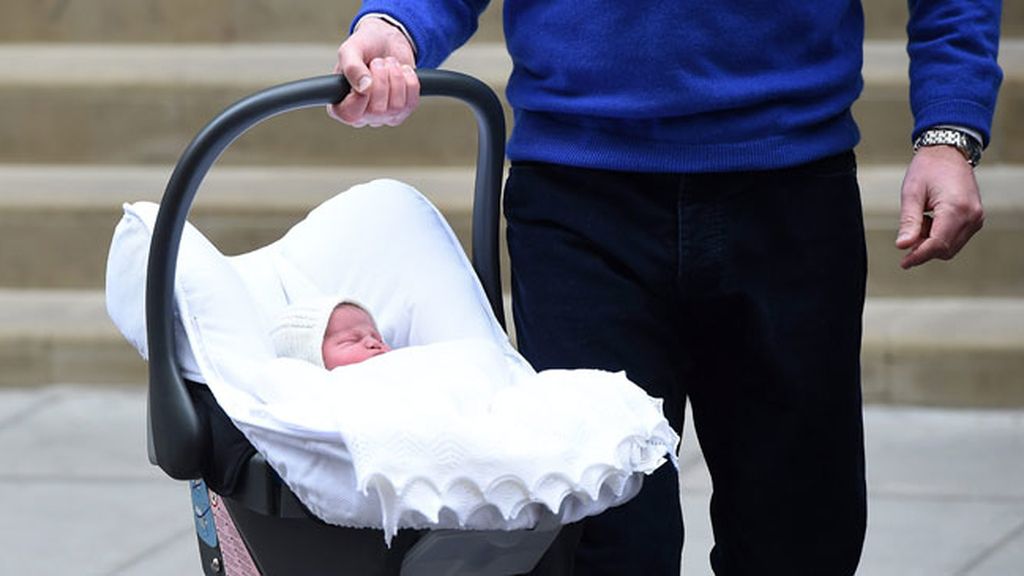 Los duques de Cambridge presentan a su primera hija