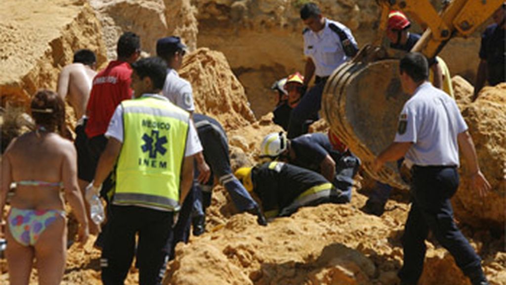 Mueren dos personas en un desprendimiento de rocas en una playa de Portugal