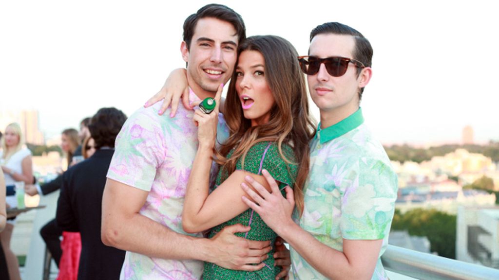 Con Juana Acosta, vestidos con nuestros veraniegos conjuntos de Modas Cabezón