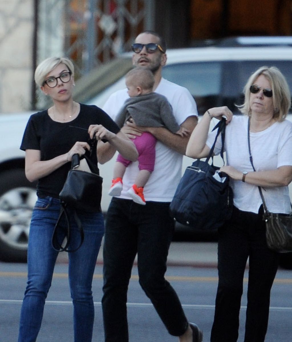 Fue Romain Dauriac quien llevó a su hija en brazos durante el paseo