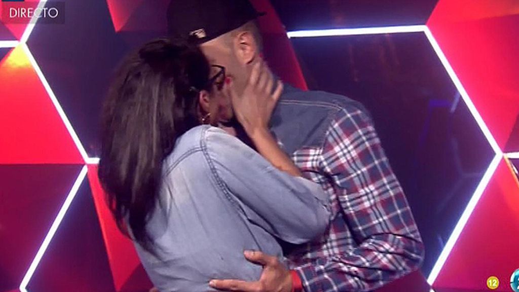 La despedida de Omar y Lucía, beso a beso