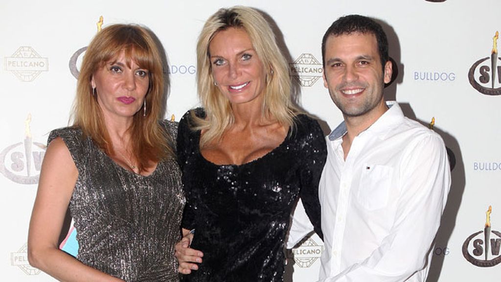 Yola posó junto a su mejor defensor, su hermano