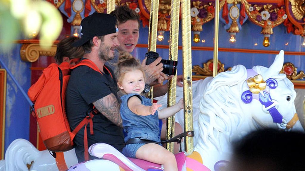 Los Beckham se lo pasan pipa en Disneyland mientras Victoria no cambia el gesto
