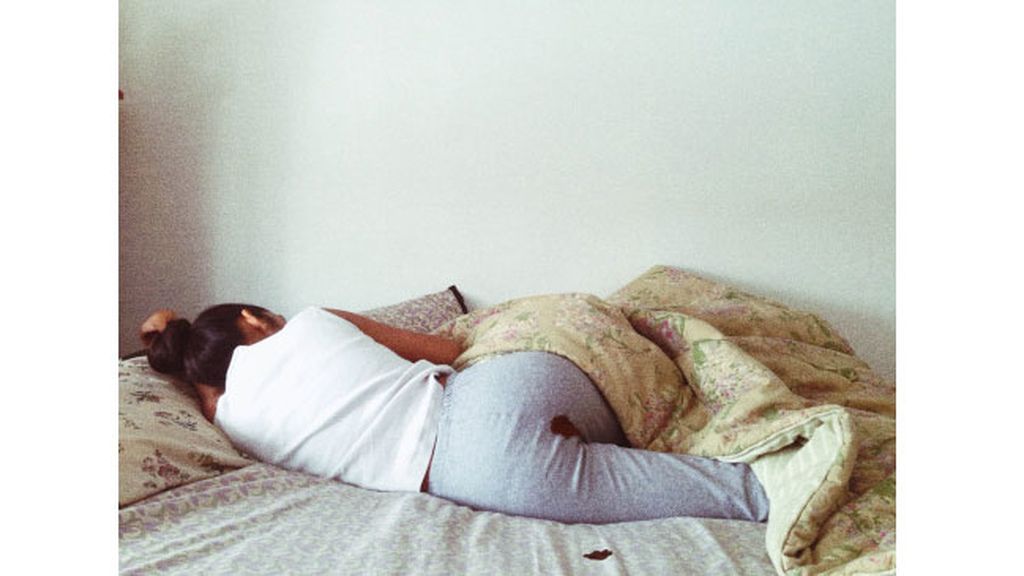 Una chica con la menstruación, imagen censurada en Instagram
