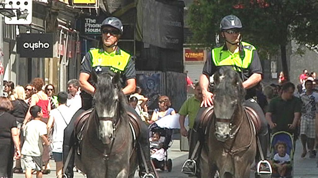 Dos policías a caballo patrullan la calle Preciados