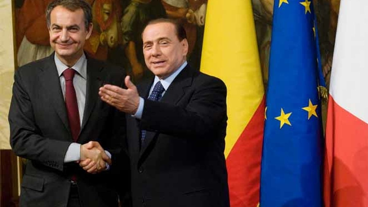 El presidente del Gobierno, José Luis Rodríguez Zapatero, junto al primer ministro italiano, silvio Berlusconi, en el Palacio Chigi, en Roma