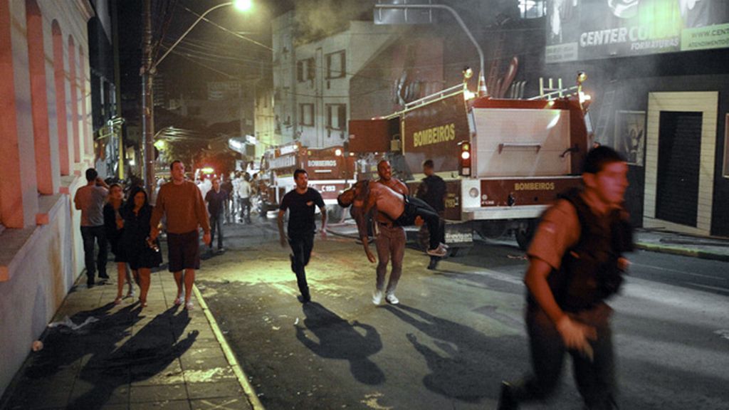 Los bomberos ante la discoteca incendiada