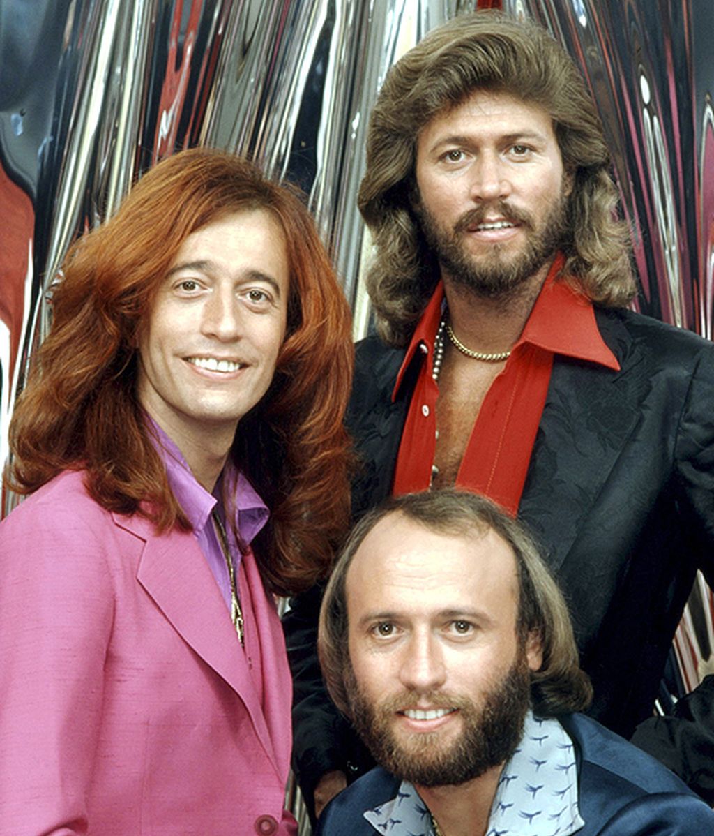 Homenaje al estilo de Robin y los Bee Gees: una vida de éxito y looks extremos
