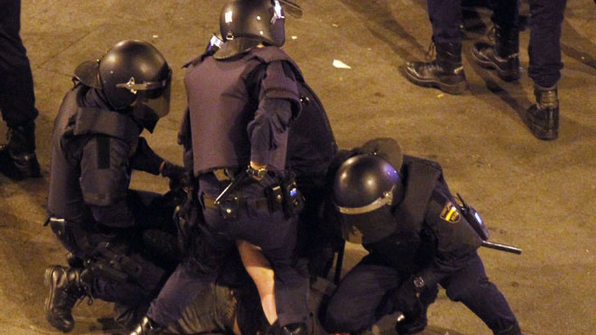 La Policía desaloja a los 'indignados' de la Puerta del Sol en el aniversario del 15M
