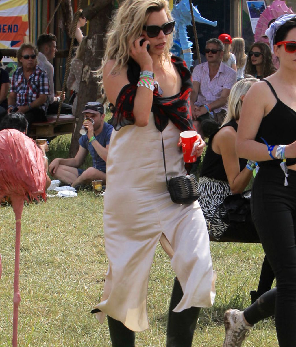 La actriz Billie Piper con vestido lencero y botas de agua