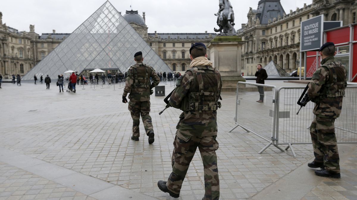 Militares franceses patrullan en el museo de Louvre